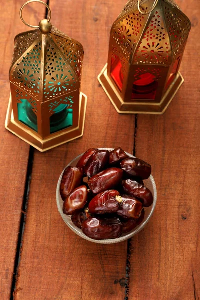 Ramadan / Eid Celebrazioni Data Frutta con lanterna islamica — Foto Stock