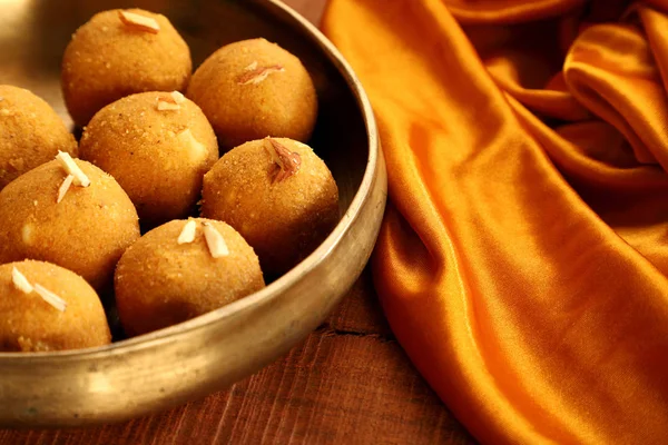 Παραδοσιακή ινδική στρογγυλή μπάλα σχήμα γλυκό κατασκευασμένο από το αλεύρι γραμμάριο — Φωτογραφία Αρχείου