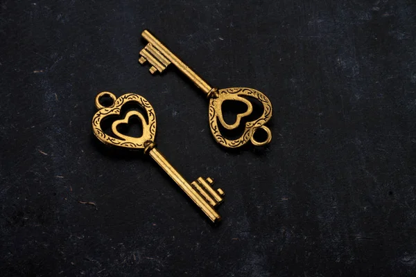 Desbloquear mi corazón - Dos llaves de oro Vintage en forma de corazón — Foto de Stock