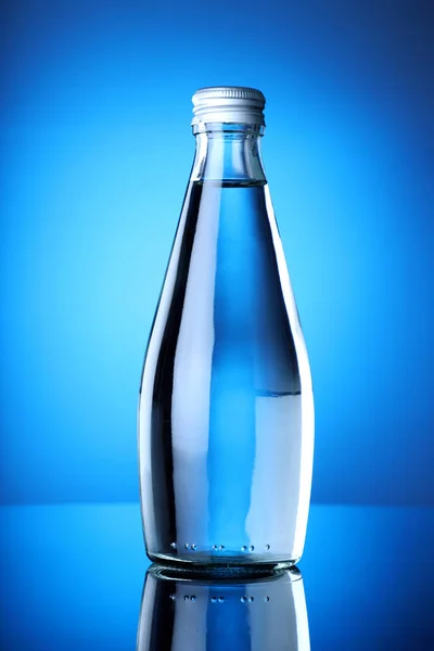 Botella de agua potable mineral limpia y pura con fondo azul — Foto de Stock