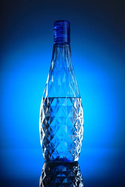 Sauberes und reines Mineralwasser in einer blauen Flasche — Stockfoto