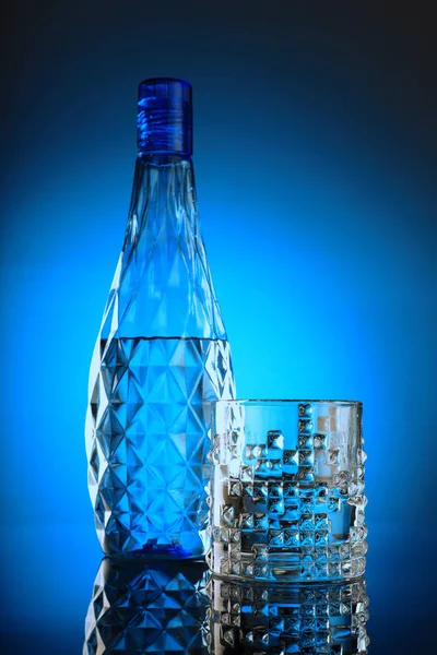 Frisches und sauberes Trinkwasser - Glas und Flasche — Stockfoto