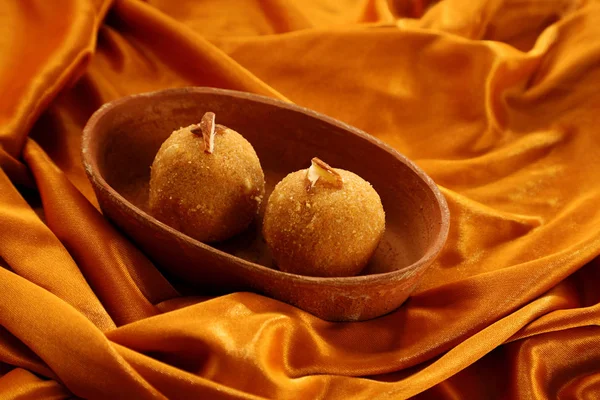 Indiase zoete dessert gemaakt met gram bloem op gouden satijn — Stockfoto