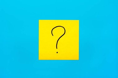 Unut, hatırlatma, renk kavramı nın birleşimi- Mavi arka plan üzerinde bir sarı kare etiket üzerinde soru işaretinin siyah el yazısı sembolünü kopya spazmı, yatay yönlendirme ile kapatın