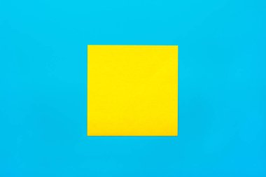 Hatırlatma ve kombinasyon konsepti- Kopya spazmı ile mavi arka plan üzerinde bir sarı boş kare etiket kapatın, yatay yönlendirme kadar alay