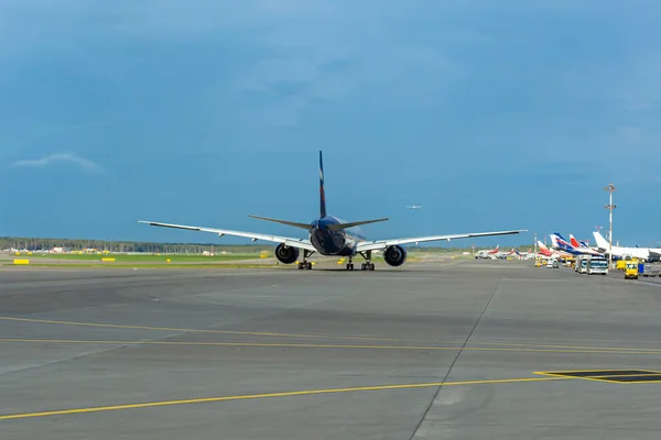 Літак, який готується до зльоту на злітно-посадковій смузі, Міжнародний аеропорт Шереметьєво — стокове фото
