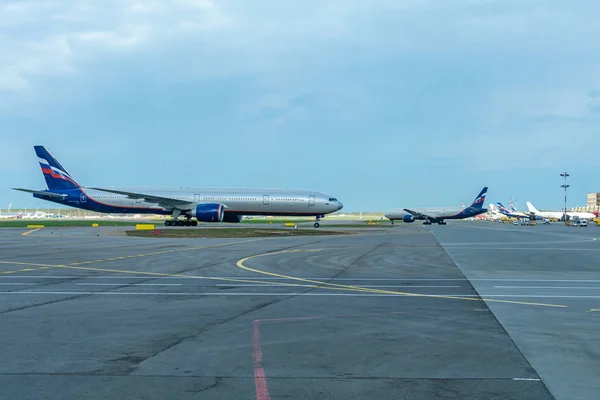 Dvě osobní letadlo, které se chystá na přistávací dráhu, mezinárodní letiště Šeremetěvo — Stock fotografie