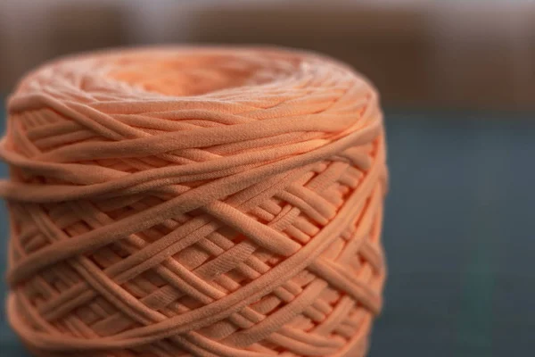 一卷桃色的大针织纱线在模糊的后格 — 图库照片