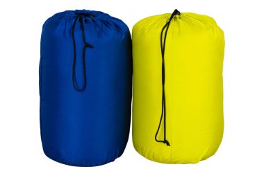 Beyaz arka plan üzerinde turist uyku tulumu mavi ve sarı renk sıcak çöktü, bir çadır ve yürüyüş için izole. 