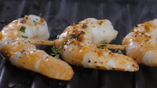 Cooking shrimps on the grill — Stock Video