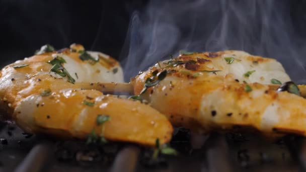 Cocinar camarones en la parrilla — Vídeo de stock