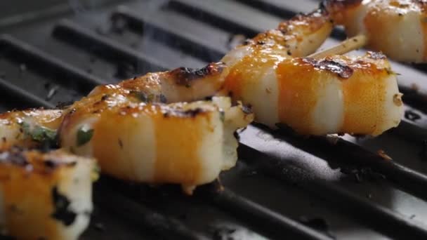 Cooking shrimps on the grill — Stock Video