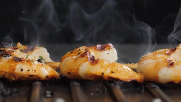 Cooking shrimps on the grill — Stock Video