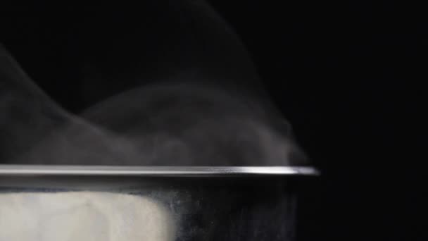 蒸汽从金属锅上升 — 图库视频影像