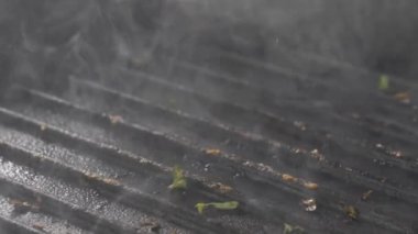 Biftek sıcak ızgarada pişirilir