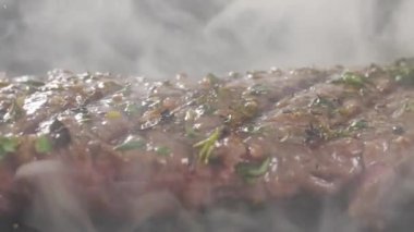 Biftek sıcak ızgarada pişirilir