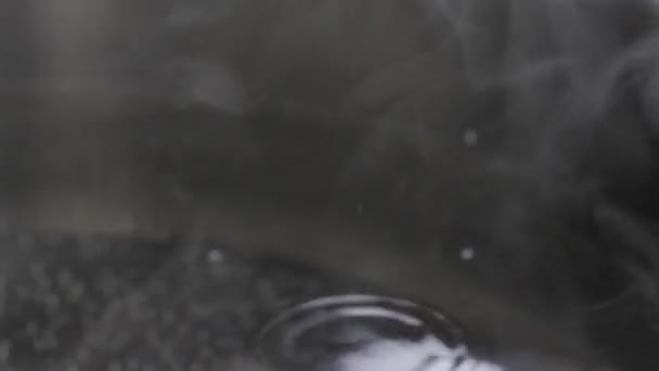Пар, поднимающийся из металлического котла — стоковое видео
