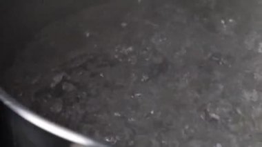kaynar su ile tencereden yükselen buhar
