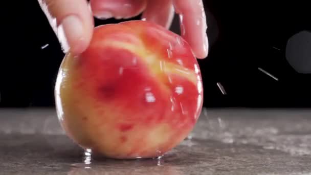 Des pêches mûres tournent sur la table. Mouvement lent — Video