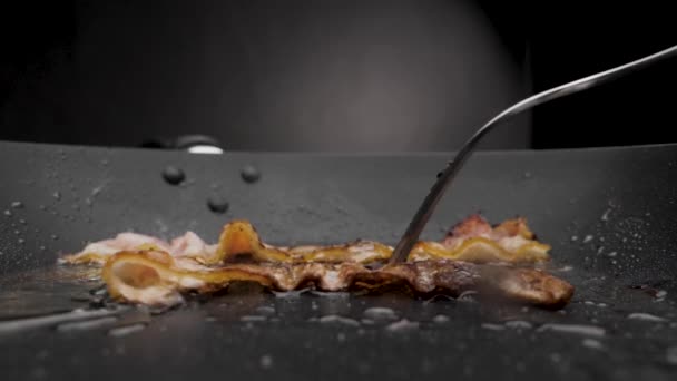Het spek wordt gebakken in een pan.. — Stockvideo