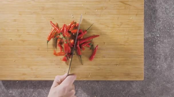 Corte a mano pimiento rojo picante . — Vídeos de Stock