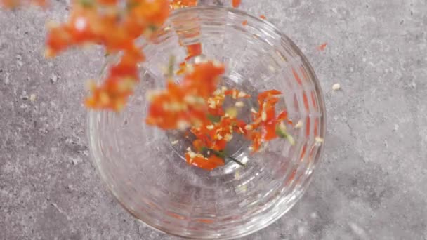 红辣椒落在碗上 — 图库视频影像