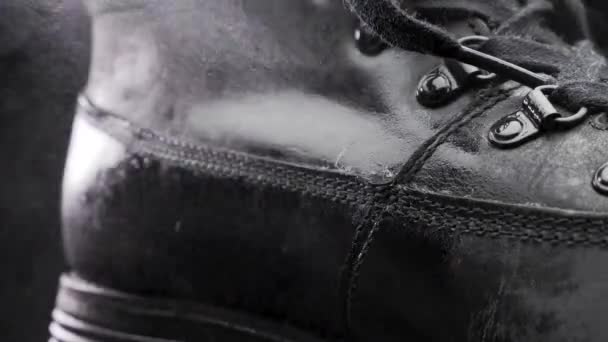 На взуття наноситься водонепроникний спрей — стокове відео