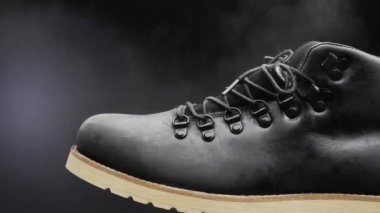 Ayakkabılara su geçirmez sprey uygulanır.