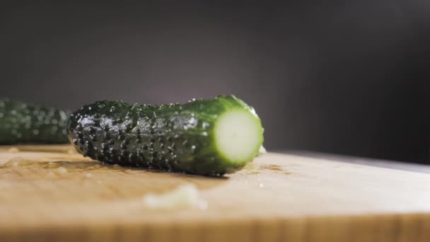 Hand schlägt mit großem Messer auf Gurke ein — Stockvideo