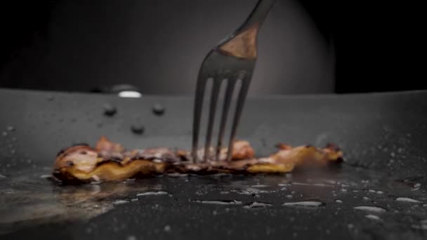 Το μπέικον τηγανίζεται σε τηγάνι.. — Αρχείο Βίντεο