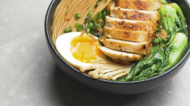 Giapponese ramen hot noodle con pollo — Video Stock