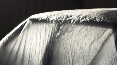 Araba polietilen kaplıydı.