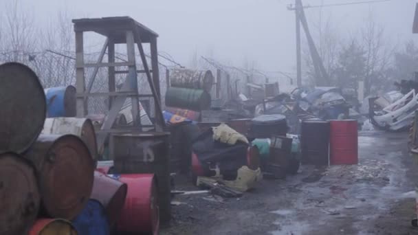 装有金属桶的废品堆场 — 图库视频影像