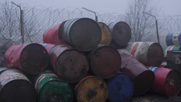 Patio de chatarra con barriles de metal — Vídeo de stock