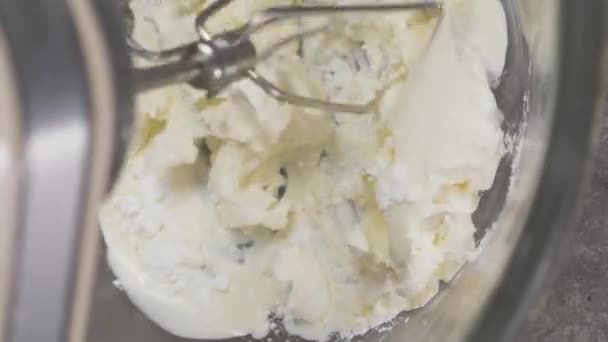 Mescolare la crema per la torta con un mixer — Video Stock