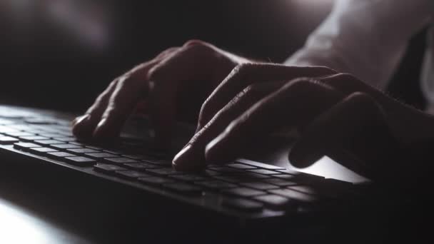 El hombre trabaja en la computadora tarde en la noche — Vídeo de stock