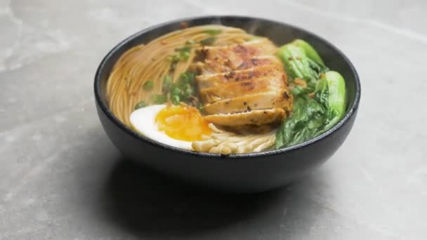 Japanese ramen hot noodle with chicken — Stock Video