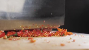 El, kırmızı acı biberi keser.