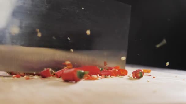 Hand snijdt rode hete peper — Stockvideo