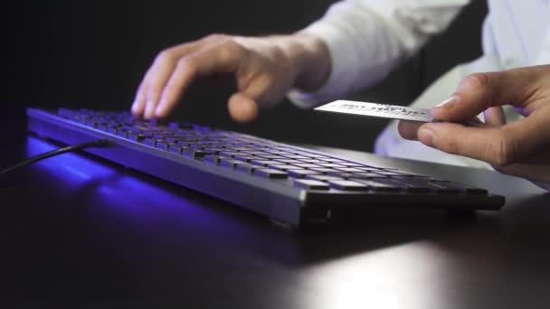 Un homme fait des achats sur Internet — Video