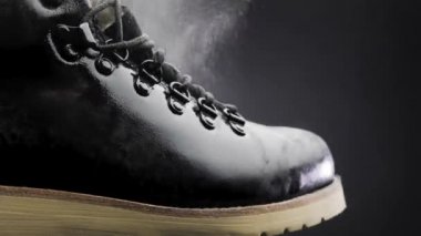 Ayakkabılara su geçirmez sprey uygulanır.