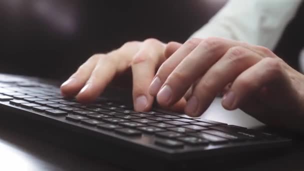 Muž pracuje u počítače pozdě v noci — Stock video