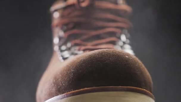 Un spray imperméable est appliqué sur les chaussures — Video