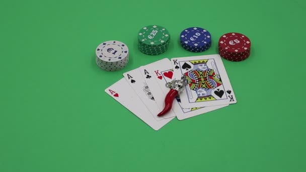 Kartu Poker dan jimat di atas meja hijau — Stok Video
