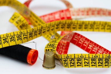 Beyaz arkaplanda iğne ve iplik