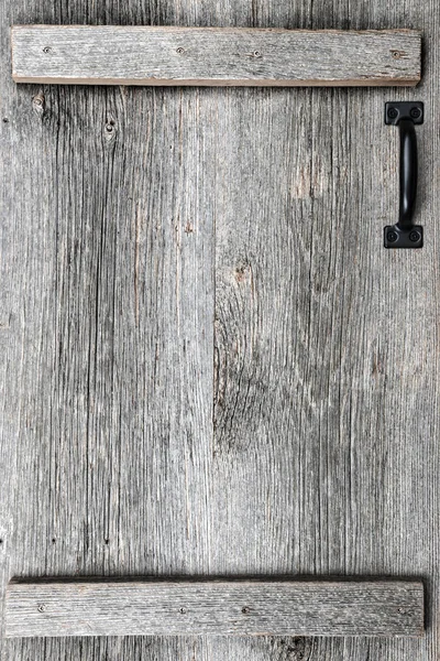 陷入困境的仿古谷仓原木门与句柄作为带纹理的背景 — 图库照片