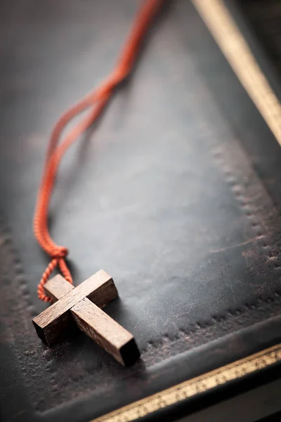 Kutsal Ncil Yanındaki Ahşap Hıristiyan Haç Kolyesine Yakın Çekim — Stok fotoğraf