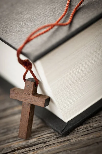 聖書の隣に木製のクリスチャンクロスネックレスの閉鎖 — ストック写真