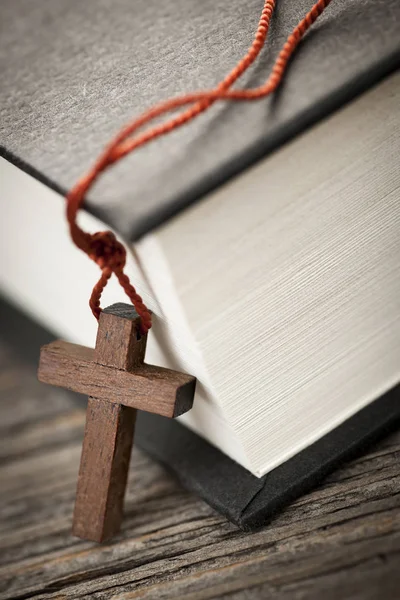 Closeup Wooden Christian Cross Necklace Next Holy Bible — Stock Photo, Image