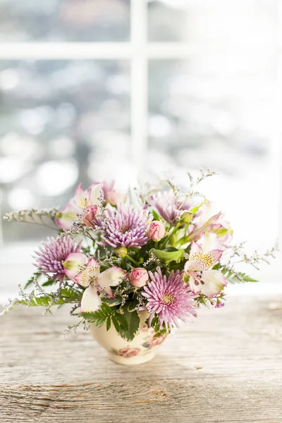 Csokor Színes Virágot Rendezett Kis Váza Stock Fotó